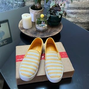 Yellow bold stipe slip on sneaker perfect cond